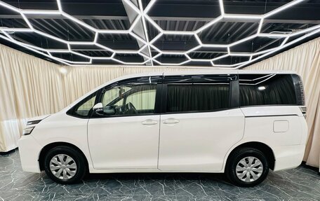 Toyota Voxy III, 2018 год, 2 199 999 рублей, 3 фотография