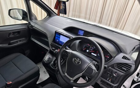 Toyota Voxy III, 2018 год, 2 199 999 рублей, 11 фотография
