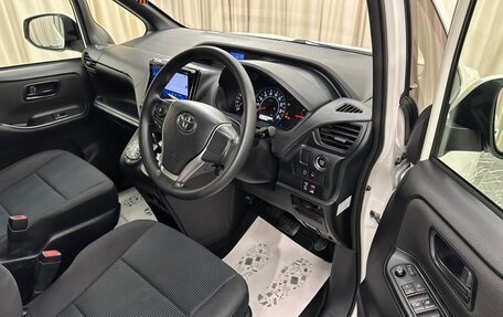 Toyota Voxy III, 2018 год, 2 199 999 рублей, 10 фотография