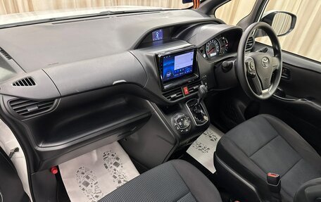 Toyota Voxy III, 2018 год, 2 199 999 рублей, 13 фотография