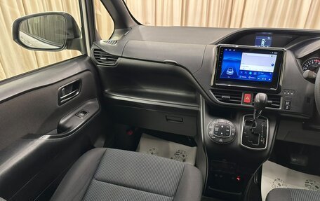 Toyota Voxy III, 2018 год, 2 199 999 рублей, 14 фотография