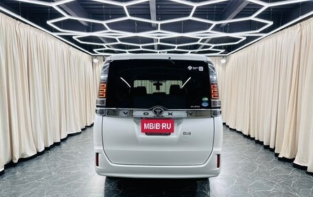 Toyota Voxy III, 2018 год, 2 199 999 рублей, 5 фотография