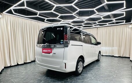 Toyota Voxy III, 2018 год, 2 199 999 рублей, 6 фотография