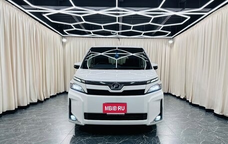 Toyota Voxy III, 2018 год, 2 199 999 рублей, 9 фотография