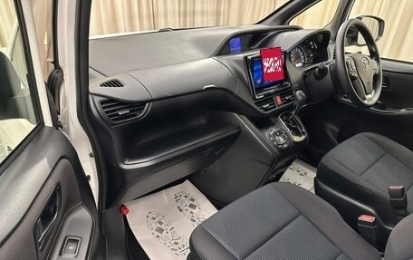 Toyota Voxy III, 2018 год, 2 199 999 рублей, 12 фотография