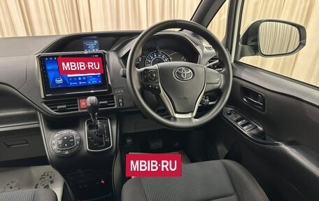 Toyota Voxy III, 2018 год, 2 199 999 рублей, 15 фотография