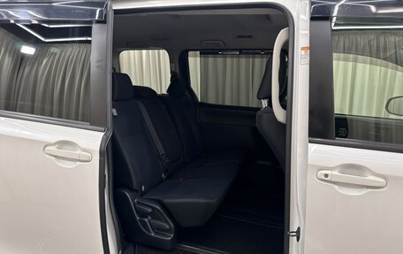 Toyota Voxy III, 2018 год, 2 199 999 рублей, 19 фотография