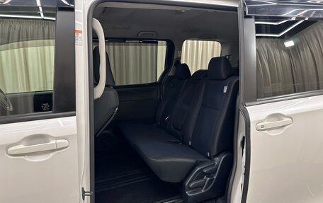 Toyota Voxy III, 2018 год, 2 199 999 рублей, 18 фотография