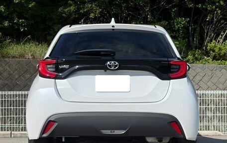 Toyota Yaris, 2022 год, 1 150 000 рублей, 2 фотография