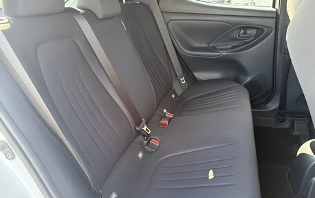 Toyota Yaris, 2022 год, 1 150 000 рублей, 17 фотография