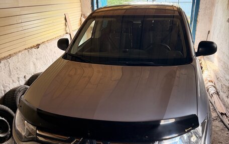 Mitsubishi Outlander III рестайлинг 3, 2013 год, 2 000 000 рублей, 2 фотография