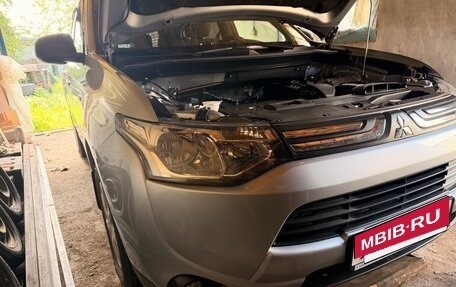 Mitsubishi Outlander III рестайлинг 3, 2013 год, 2 000 000 рублей, 4 фотография