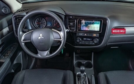 Mitsubishi Outlander III рестайлинг 3, 2016 год, 1 590 000 рублей, 6 фотография