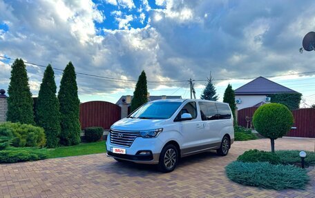 Hyundai Grand Starex Grand Starex I рестайлинг 2, 2019 год, 3 750 000 рублей, 2 фотография