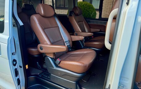 Hyundai Grand Starex Grand Starex I рестайлинг 2, 2019 год, 3 750 000 рублей, 16 фотография