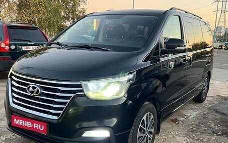 Hyundai Grand Starex Grand Starex I рестайлинг 2, 2019 год, 3 100 000 рублей, 1 фотография