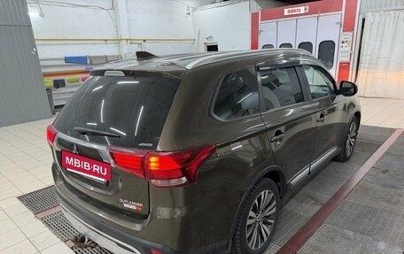 Mitsubishi Outlander III рестайлинг 3, 2019 год, 1 950 000 рублей, 2 фотография