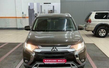 Mitsubishi Outlander III рестайлинг 3, 2019 год, 1 950 000 рублей, 3 фотография