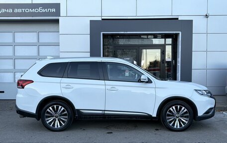 Mitsubishi Outlander III рестайлинг 3, 2019 год, 1 839 000 рублей, 4 фотография