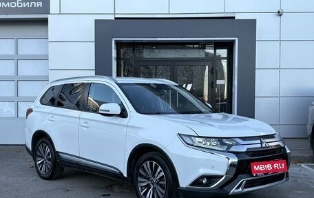 Mitsubishi Outlander III рестайлинг 3, 2019 год, 1 839 000 рублей, 3 фотография