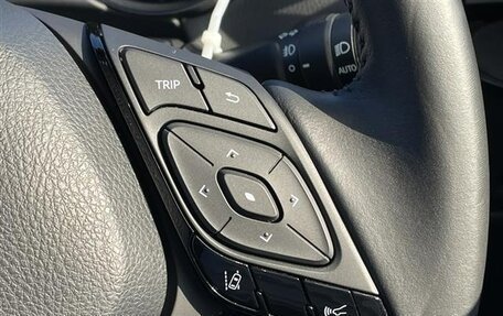 Toyota C-HR I рестайлинг, 2023 год, 1 735 000 рублей, 21 фотография