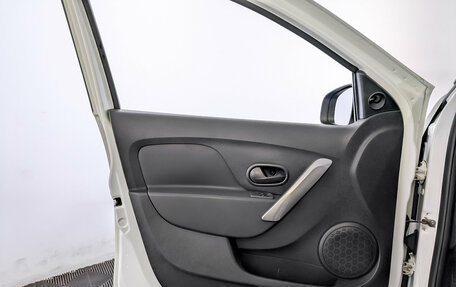Renault Logan II, 2018 год, 870 000 рублей, 19 фотография