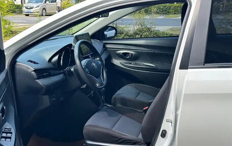 Toyota Yaris XP150 рестайлинг, 2022 год, 1 050 000 рублей, 7 фотография