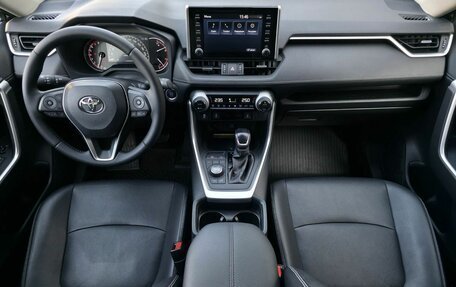 Toyota RAV4, 2020 год, 3 690 000 рублей, 9 фотография