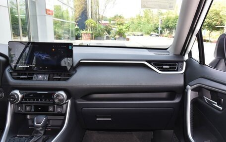 Toyota RAV4, 2025 год, 3 950 000 рублей, 16 фотография