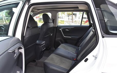 Toyota RAV4, 2025 год, 3 950 000 рублей, 23 фотография