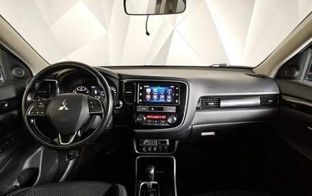 Mitsubishi Outlander III рестайлинг 3, 2018 год, 1 899 000 рублей, 14 фотография
