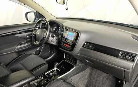 Mitsubishi Outlander III рестайлинг 3, 2018 год, 1 899 000 рублей, 13 фотография