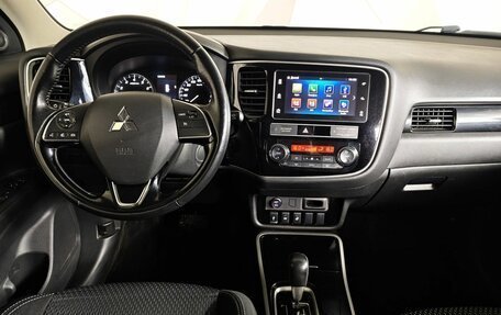 Mitsubishi Outlander III рестайлинг 3, 2018 год, 1 899 000 рублей, 20 фотография
