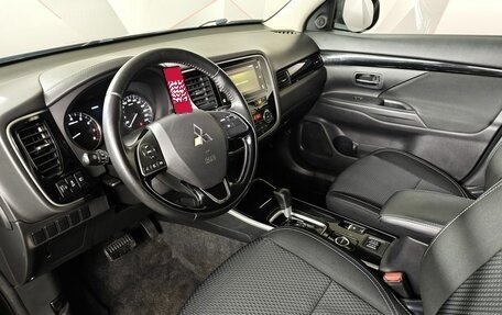 Mitsubishi Outlander III рестайлинг 3, 2018 год, 1 899 000 рублей, 19 фотография
