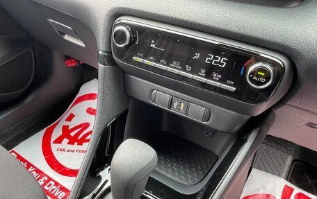 Toyota Yaris, 2023 год, 1 073 000 рублей, 24 фотография