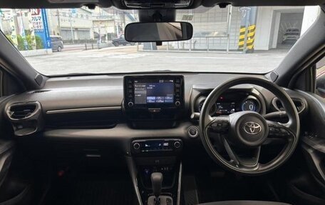 Toyota Yaris, 2022 год, 1 014 000 рублей, 13 фотография