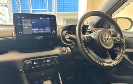 Toyota Yaris, 2022 год, 1 014 000 рублей, 12 фотография