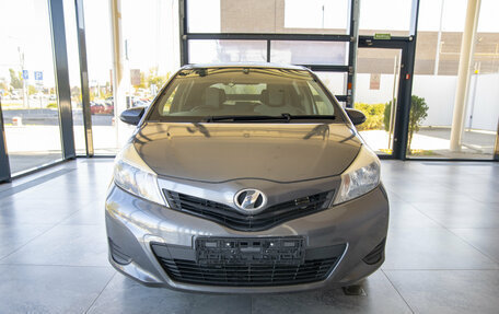 Toyota Vitz, 2013 год, 950 000 рублей, 2 фотография