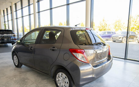 Toyota Vitz, 2013 год, 950 000 рублей, 4 фотография