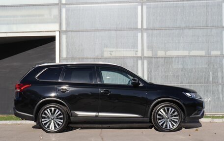 Mitsubishi Outlander III рестайлинг 3, 2020 год, 2 350 000 рублей, 4 фотография