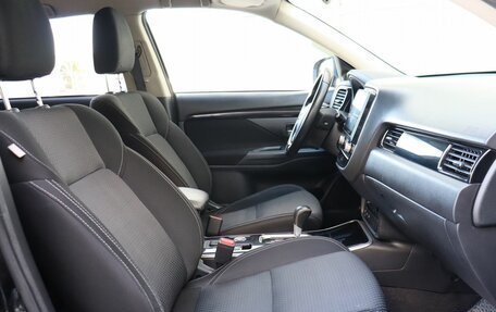 Mitsubishi Outlander III рестайлинг 3, 2020 год, 2 350 000 рублей, 11 фотография