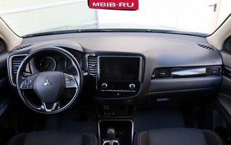 Mitsubishi Outlander III рестайлинг 3, 2020 год, 2 350 000 рублей, 13 фотография
