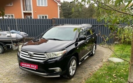 Toyota Highlander III, 2012 год, 1 850 000 рублей, 2 фотография