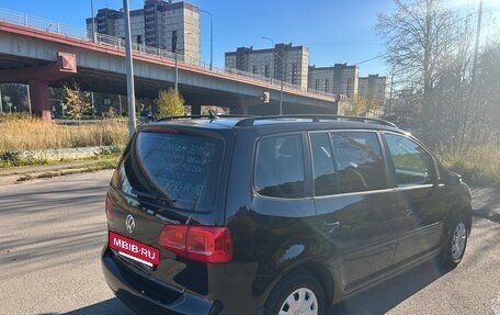Volkswagen Touran III, 2011 год, 899 000 рублей, 2 фотография