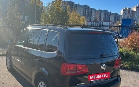 Volkswagen Touran III, 2011 год, 899 000 рублей, 3 фотография