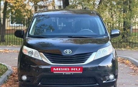 Toyota Sienna III, 2011 год, 1 610 000 рублей, 2 фотография