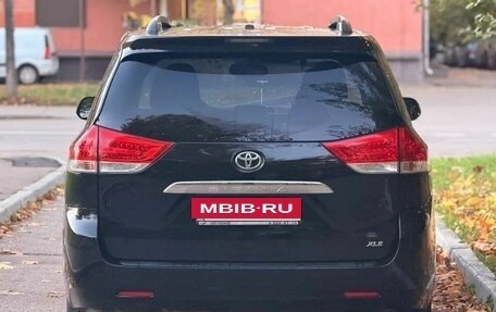 Toyota Sienna III, 2011 год, 1 610 000 рублей, 5 фотография