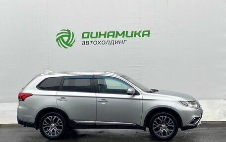 Mitsubishi Outlander III рестайлинг 3, 2018 год, 1 975 000 рублей, 4 фотография
