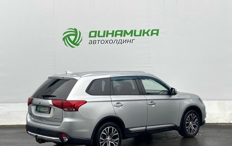 Mitsubishi Outlander III рестайлинг 3, 2018 год, 1 975 000 рублей, 5 фотография