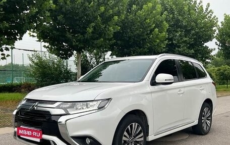 Mitsubishi Outlander III рестайлинг 3, 2022 год, 1 655 000 рублей, 3 фотография